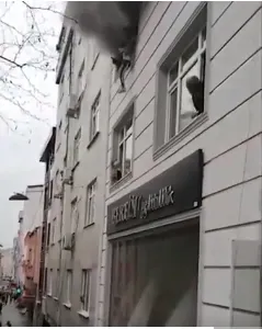 VIDEO Gest EXTREM! O mamă le-a dat drumul copiilor pe geam pentru a-i salva dintr-un incendiu