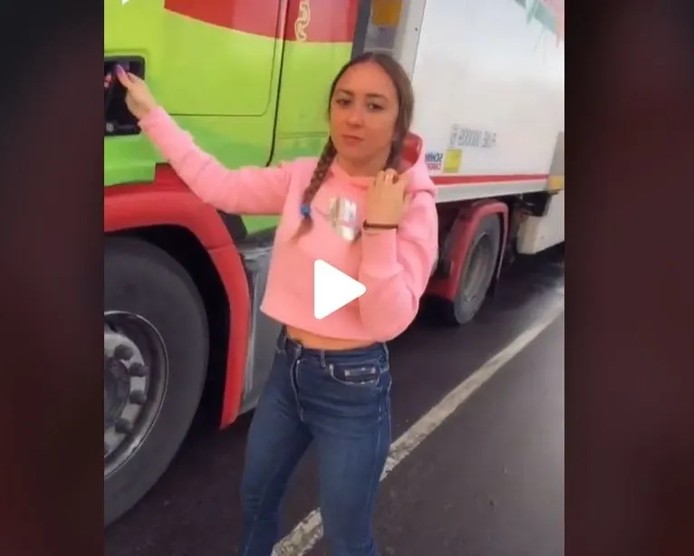 VIDEO – Unul dintre cele mai mari secrete ale șoferilor de TIR a fost dezvăluit de o tânăra. Ce ascund în interiorul ușii