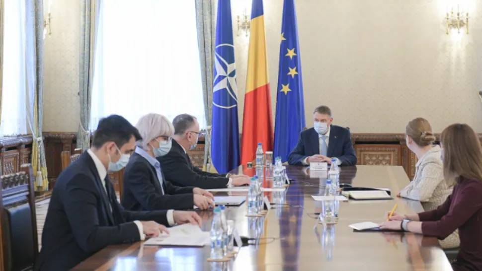 Klaus Iohannis, concluziile întâlnirii cu Sorin Cîmpeanu: „Peste 10.000 de școli funcționează cu elevii prezenți în școală. Sunt peste 6000 în scenariul galben”
