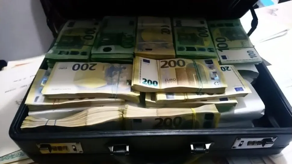 Mafia permiselor de la Suceava. Șeful de la permise a aflat de la un ofițer anticorupție că i se pregătea fragrant: „Ai grijă că poate-i pe la voi, pe la permise"