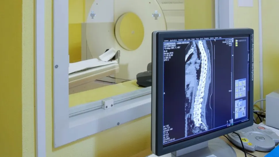 Copilul trântit la pământ de un bărbat este în stare gravă, are fractură de lob occipital