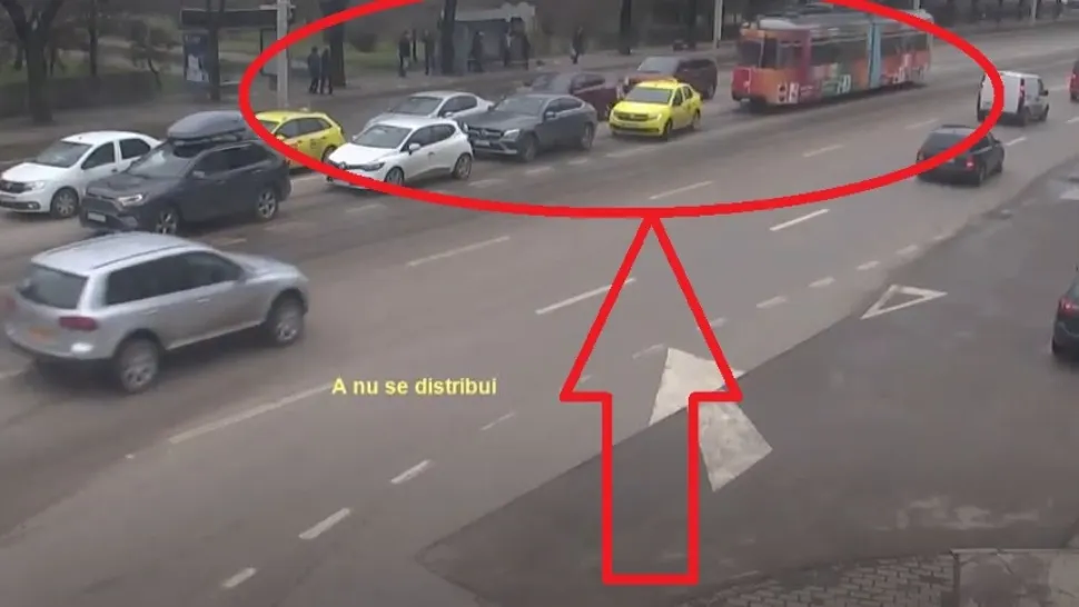 VIDEO Accident în LANȚ cu un tramvai și 6 mașini în Iași: O persoană, rănită