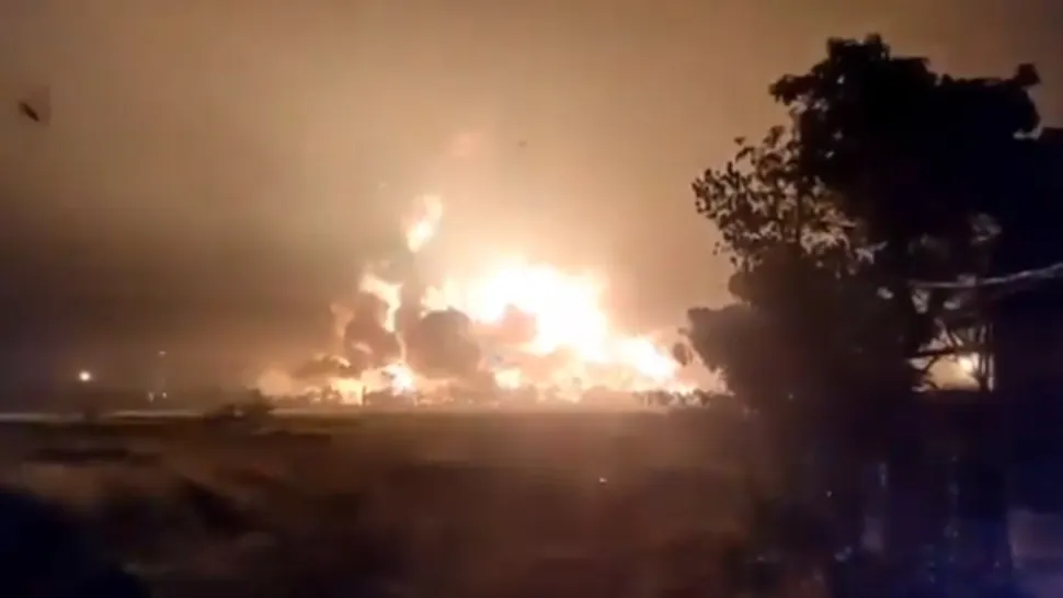 Explozie urmată de un incendiu la o rafinărie din Indonezia: 20 de răniți, 5 dintre ei în stare GRAVĂ. 1000 de persoane, evacuate