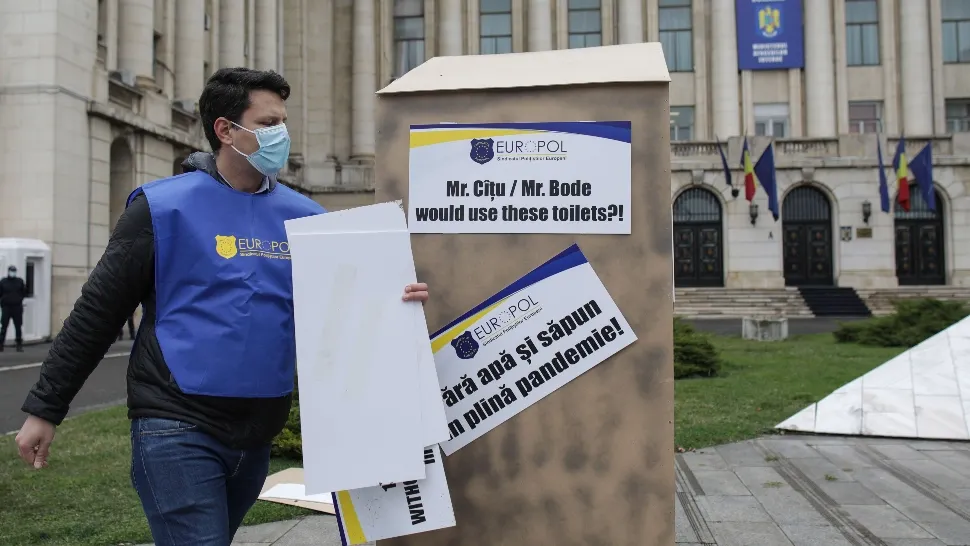 Protest cu TOALETE de țară în fața Ministerului de Interne. Semnalul de alarmă tras de polițiști - De ce au recurs la varianta inedită de manifestare