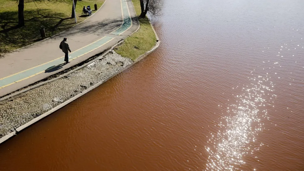BOMBĂ ecologică în IOR! Lacul din parcul bucureștean, colorat în roșu de câteva săptămâni 