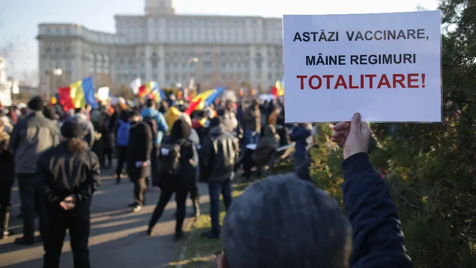 Protest față de restricții în Capitală! Zeci de oameni au ieșit în stradă și refuză să poarte mască de protecție