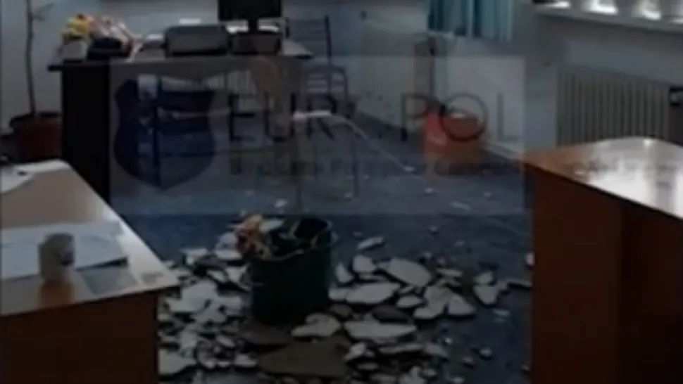 VIDEO La un pas de tragedie - Tavanul unui secții de Poliție din Botoșani s-a prăbușit. Reacția Europol