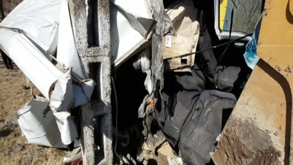 TRAGEDIE la Vulcan! Un MORT și un RĂNIT după ce o dubă a intrat într-un stâlp de electricitate