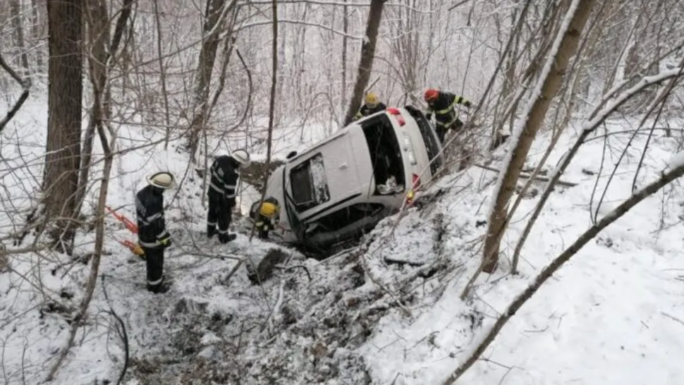 Zăpada le dă bătăi de cap șoferilor! Accident SPECTACULOS la ieșirea din Moreni - O mașină a derapat și s-a răsturnat în pădure