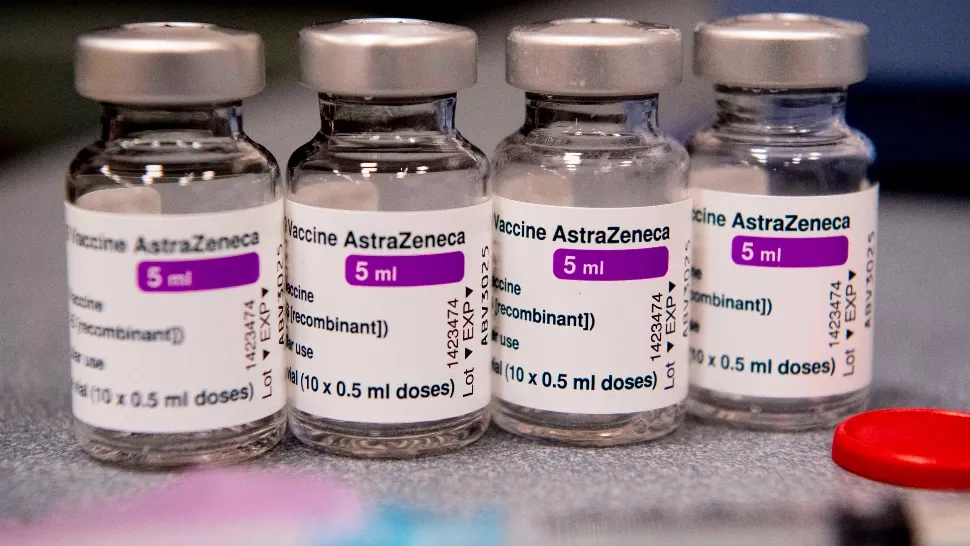 Crește vârsta pentru administrarea vaccinului AstraZeneca. Încă două țări îl aprobă pentru cei de peste 65 de ani
