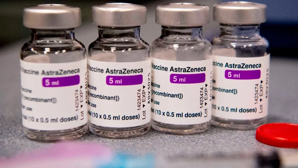 Românii dau bir cu fugiții după scandalul vaccinurilor cu reacții adverse. Câte persoane au refuzat imunizarea cu AstraZeneca