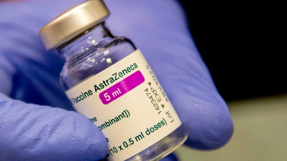 Ședințe de urgență pentru AstraZeneca. România NU suspendă imunizarea cu acest ser. Cât de sigur este vaccinul?