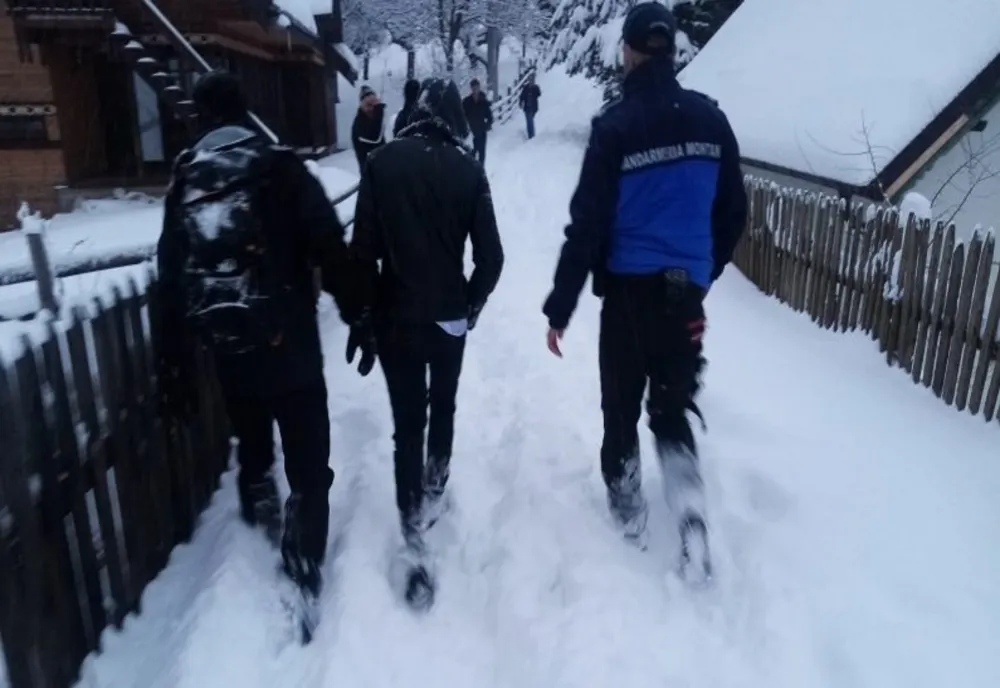 VIDEO Intervenție mai puțin OBIȘNUITĂ a jandarmilor brașoveni: Un bărbat a încercat să se sinucidă, la Zărnești