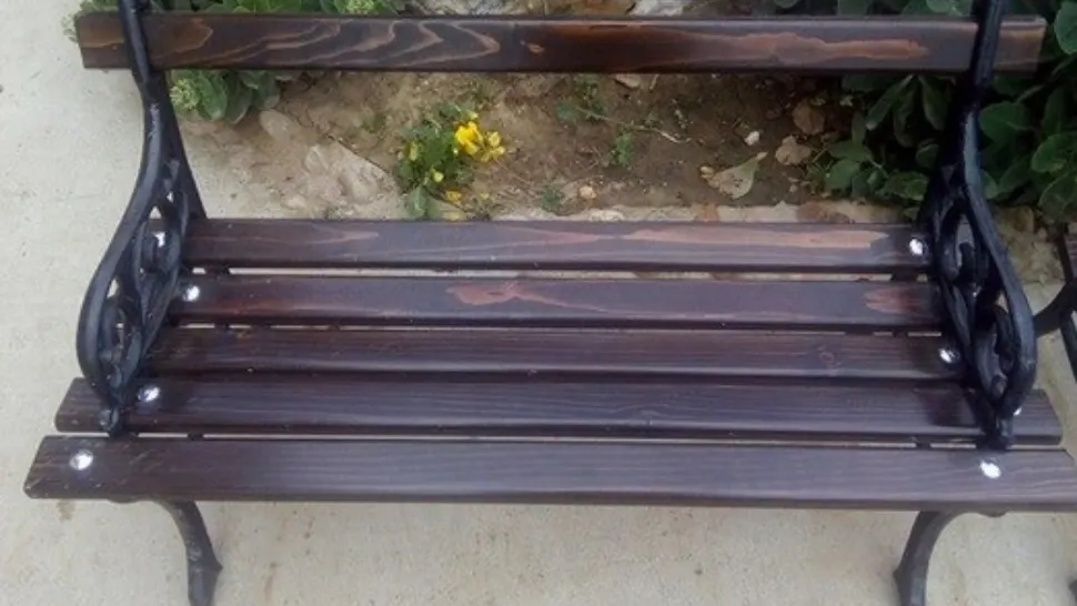Un mort și un rănit, după ce un șofer a pierdut controlul volanului și a intrat cu mașina pe trotuar. Victimele se aflau pe o bancă
