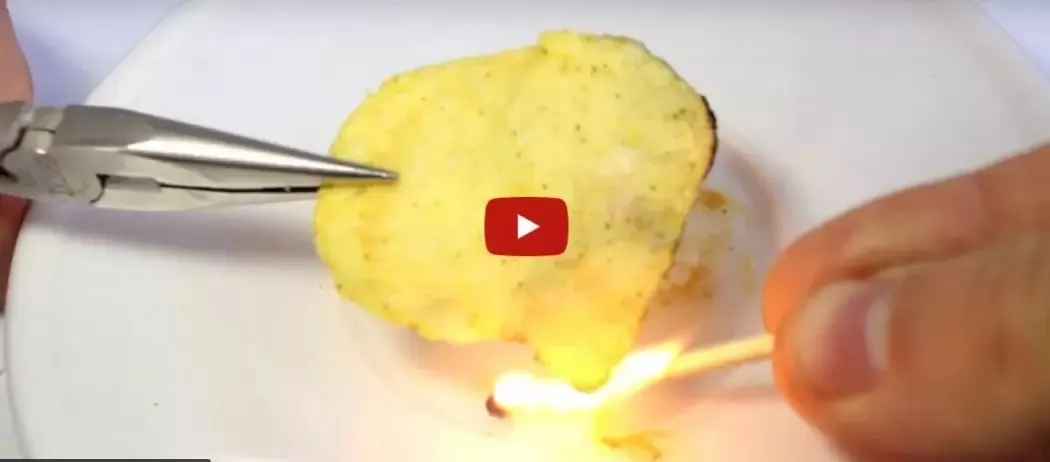 VIDEO – Ce se întâmplă când dai foc unui chips. Experimentul care îți dă fiori