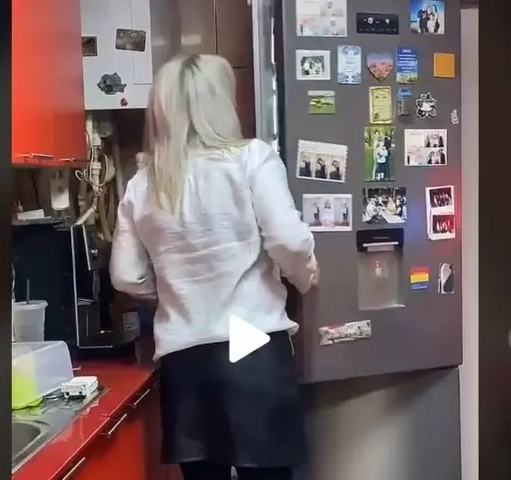 VIDEO – Cea mai tare farsă făcută de un român – Ce se întâmplă când îi deschizi frigiderul – A băgat sperieții în toată familia
