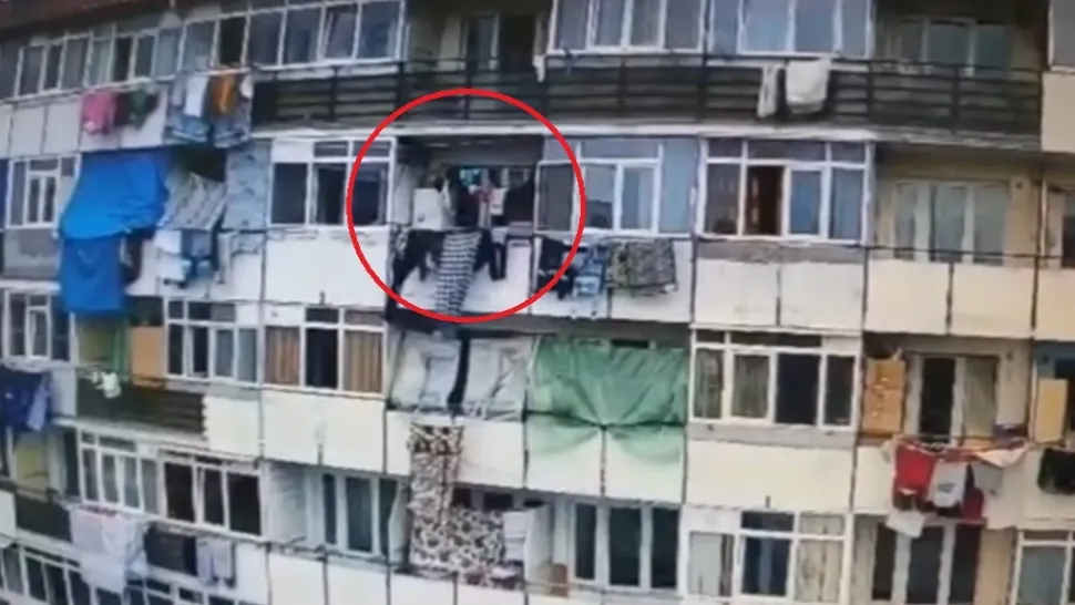 VIDEO O familie riscă să fie evacuată din blocul social pentru că arunca gunoi pe geam