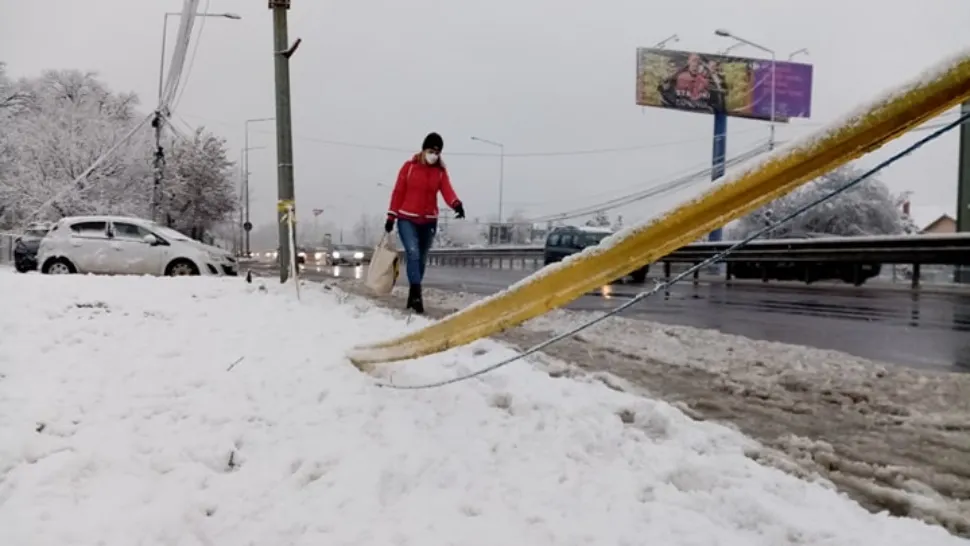 Iarna revine în forță! Avertizare de ninsori, viscol și ploi abundente în trei sferturi din țară