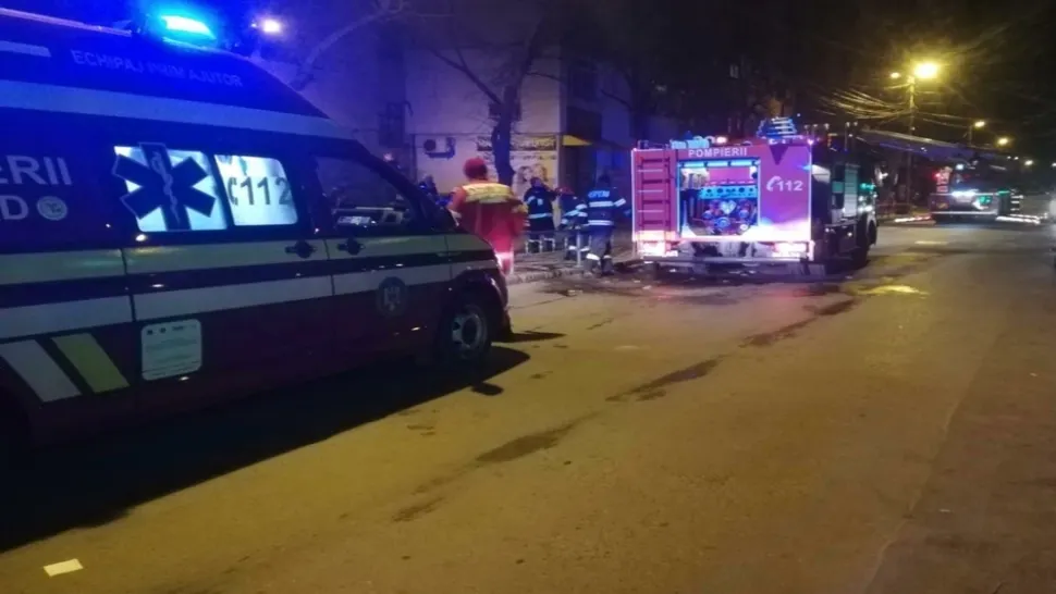FOTO Incendiu la o garsonieră din Tulcea. Mai mulți locatari evacuați