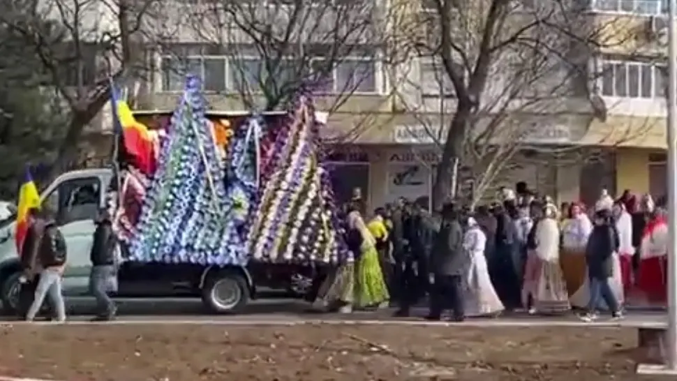 VIDEO Bulibașa ucis de roata unui camion, înmormântare fără distanțare și fără măști. Cortegiul, dirijat de forțe impresionante de ordine