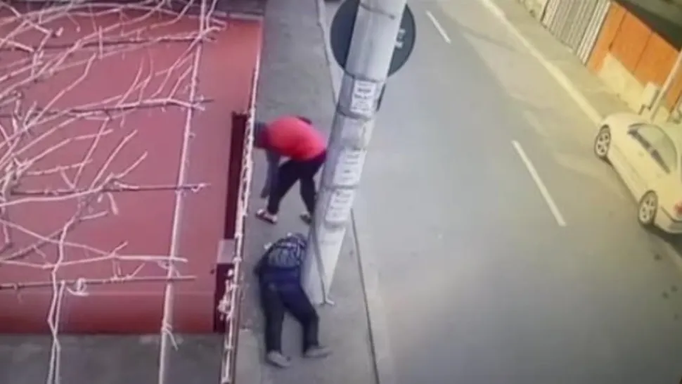Caz șocant, în Capitală: un bărbat care zăcea întins pe trotuar, JEFUIT de un tânăr