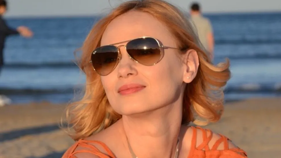 O fostă jurnalistă, una dintre cele două persoane infectate cu noua tulpină sud-africană. CE simptome a avut?