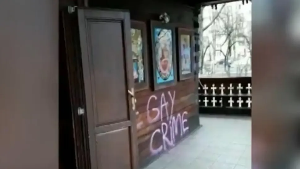 O biserică din Capitală a fost VANDALIZATĂ! Mesaje anti-discriminare ale LGBT au fost scrise pe fațadă - REACȚIA Patriarhiei Române