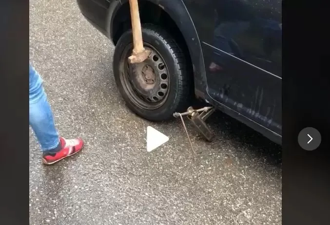VIDEO – Treabă românească – A vrut să scoată roata cu târnăcopul, a reușit să distrugă toată mașină – Daună totală