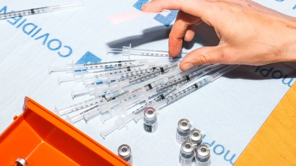 Ultima armă în lupta cu Covid-19: Vaccinul sub formă de spray pentru nas