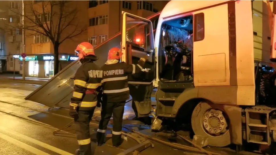 VIDEO Stație de tramvai DISTRUSĂ de un TIR