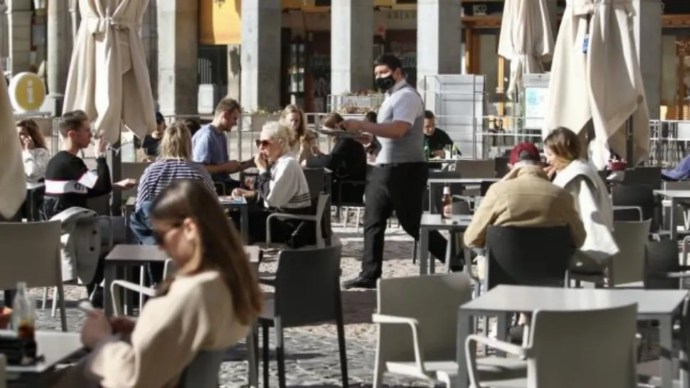 De azi se redeschid restaurantele la interior, teatrele si cinematografele din București
