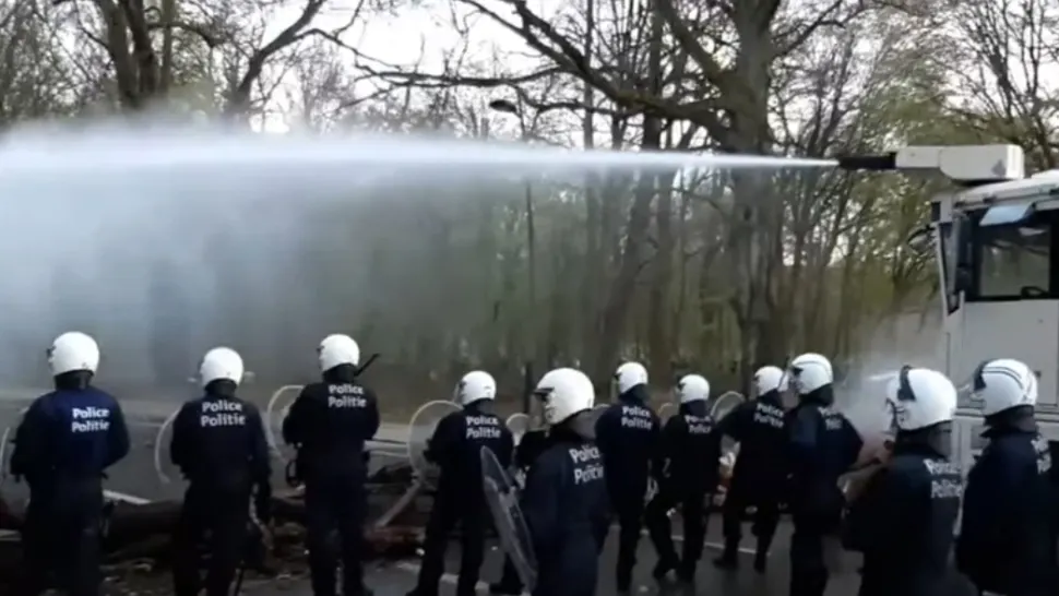 Cel puțin 26 de polițiști au fost răniți în urma ciocnirilor violente de la Bruxelles, de joi seara
