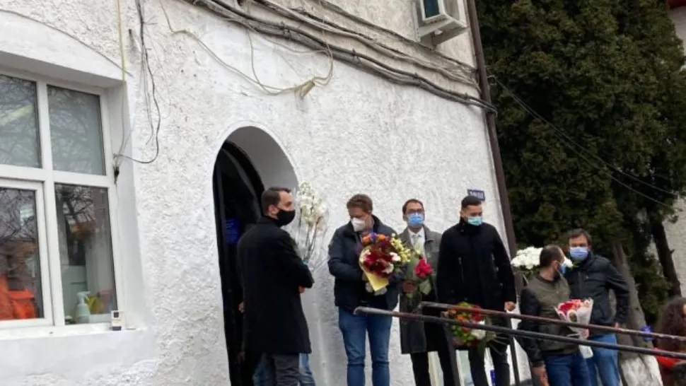 Gest emoționant la Brașov! Un coleg de spital a preluat buchetele de flori în numele Andreei Moldovan