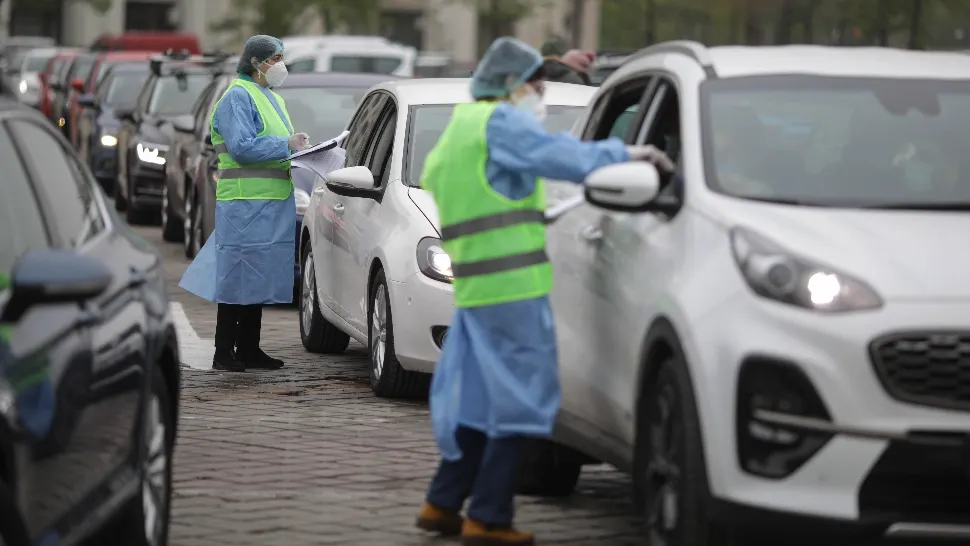 Continuă vaccinarea din mașină. Românii se înghesuie la centrele drive-thru înainte de Paște - Câți oameni s-au vaccinat în prima zi