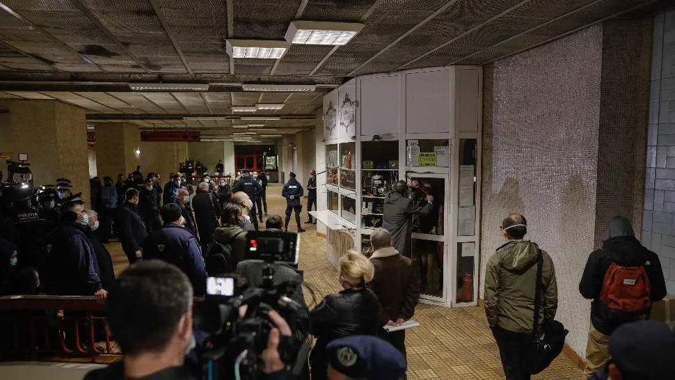 Chioșcurile de la stația de metrou Pipera, demolate joi seara! Comercianții susțin că acțiunea de evacuare este ABUZIVĂ