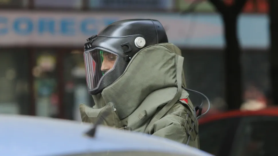 Alertă la o bancă din Dorohoi: un colet suspect este verificat de pirotehniști