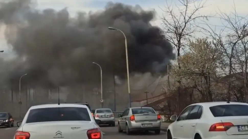 FOTO + VIDEO Incendiu de proporții la Constanța, coloana de fum s-a văzut de la un kilometru