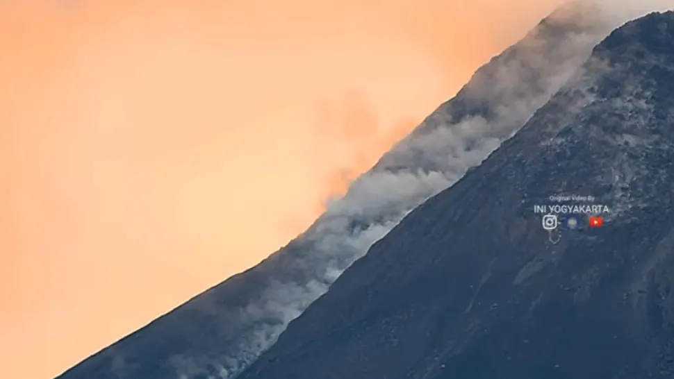 Vulcanul Merapi a erupt din nou! Imagini SPECTACULOASE cu lava aruncată în aer