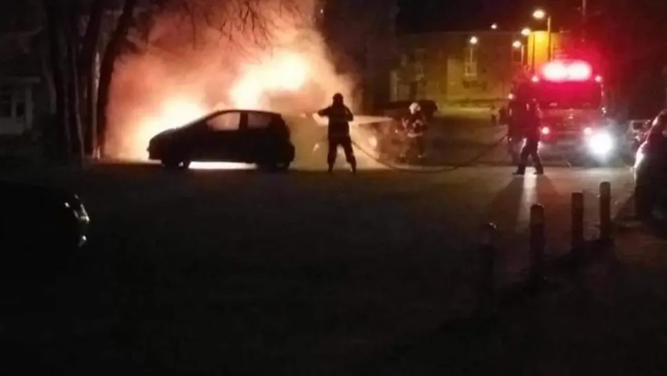 Mașină incendiată într-o parcare din Tulcea! Oamenii legii caută autorul