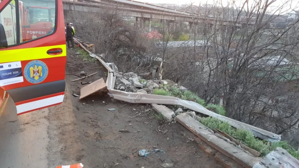 La un pas de o tragedie. Un șofer de TIR beat a lovit un autobuz și o autoutilitară