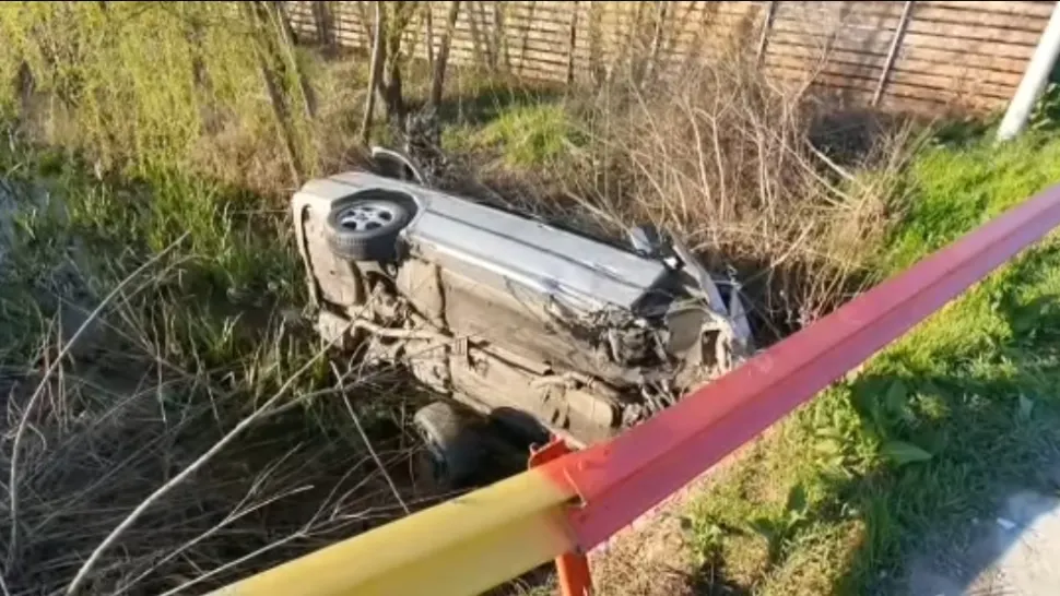 VIDEO Cursă halucinantă cu poliția pe urme. Un tânăr care gonea cu 180 km/h a plonjat într-o râpă