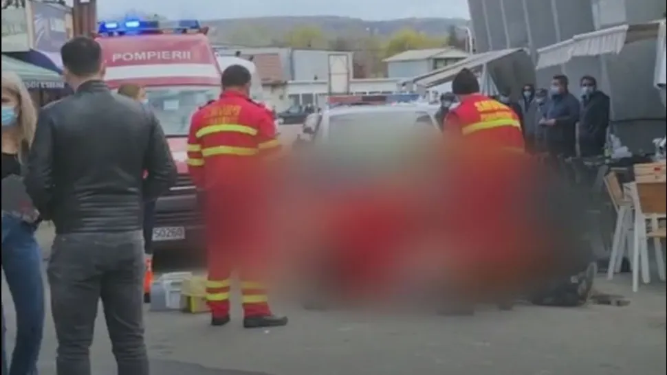 VIDEO | Un bărbat a murit, după ce a fost bruscat de poliție, în fața unui local care a ars. S-a deschis dosar penal