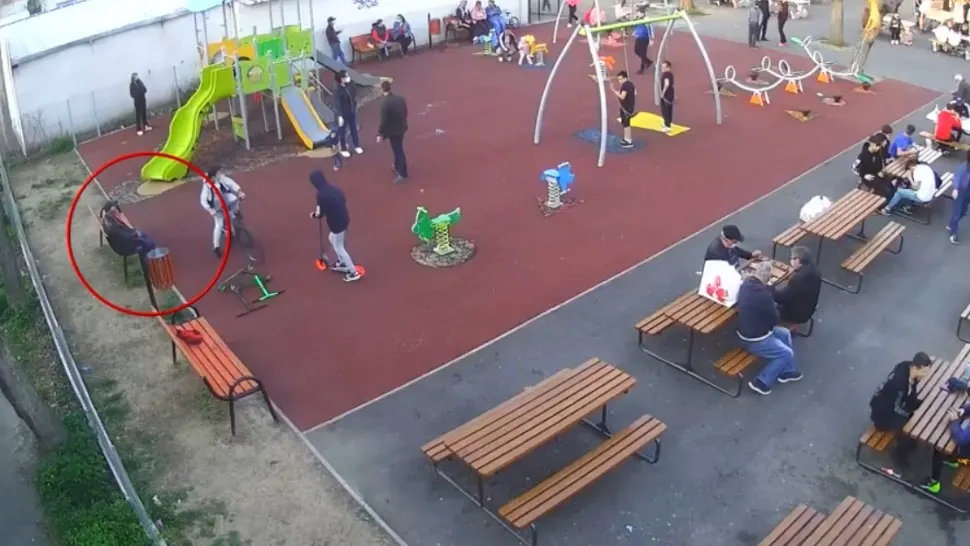 VIDEO Doi bărbați beau și fumează ca la terasă, în apropierea a zeci de copii, la un loc de joacă