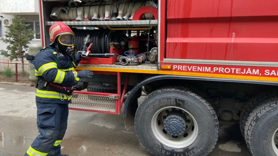 Incendiu într-un bloc din Tulcea. Mai multe persoane s-au AUTOEVACUAT