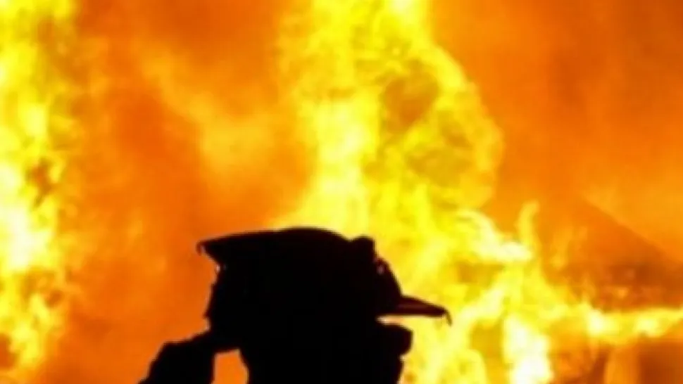 INCENDIU puternic în zona Herăstrău, la o hală dezafectată - Intervenție urgentă a pompierilor pentru stingerea focului
