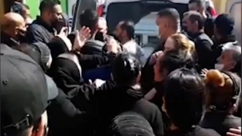 Înmormântare cu zeci de participanți, lângă Timișoara. S-a lăsat cu amenzi