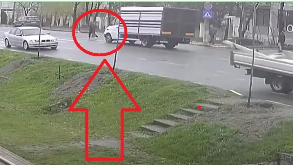 VIDEO șocant - O bătrână a fost spulberată pe trecerea de pietoni - Imaginile vă pot afecta emoțional