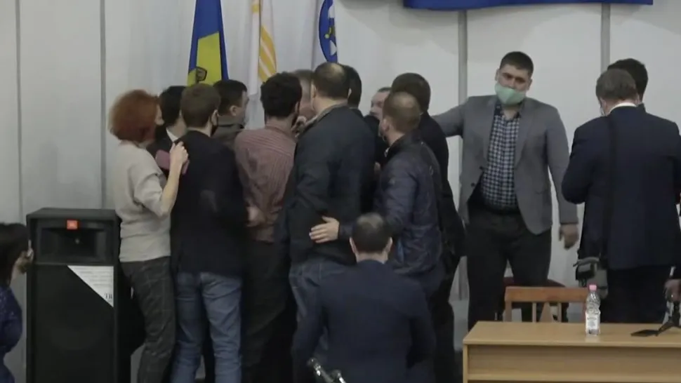 Consilierii din Chișinău s-au luat la bătaie din cauza unor proiecte imobiliare - VIDEO