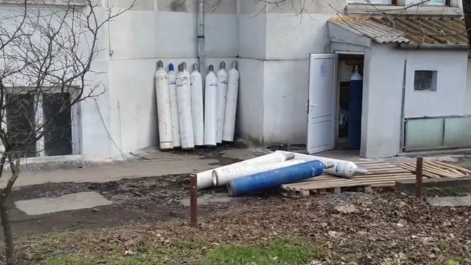 Pericol URIAȘ de explozie și incendiu la un spital COVID din Târgu Mureș - Tuburile de oxigen, lăsate afară, în curte - VIDEO