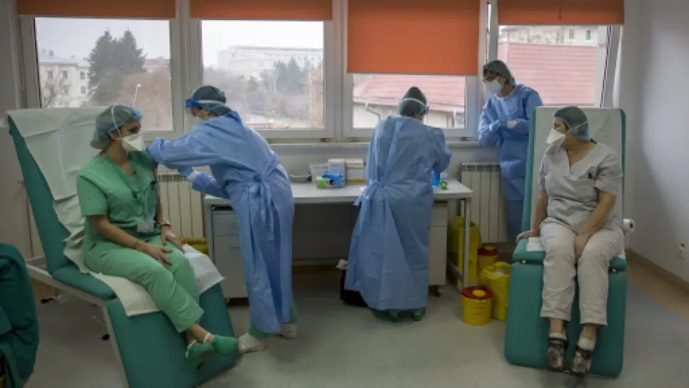 O femeie a mers la un centru de vaccinare și i-a înmânat  pe ascuns un bilet asistentei - A fost chemată poliția de urgență - Ce scria pe hârtie